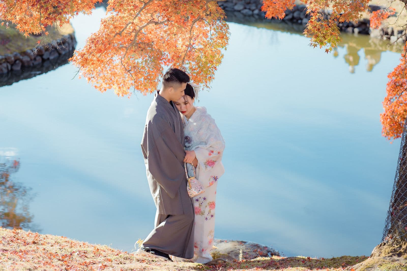 結婚式を挙げるふたり